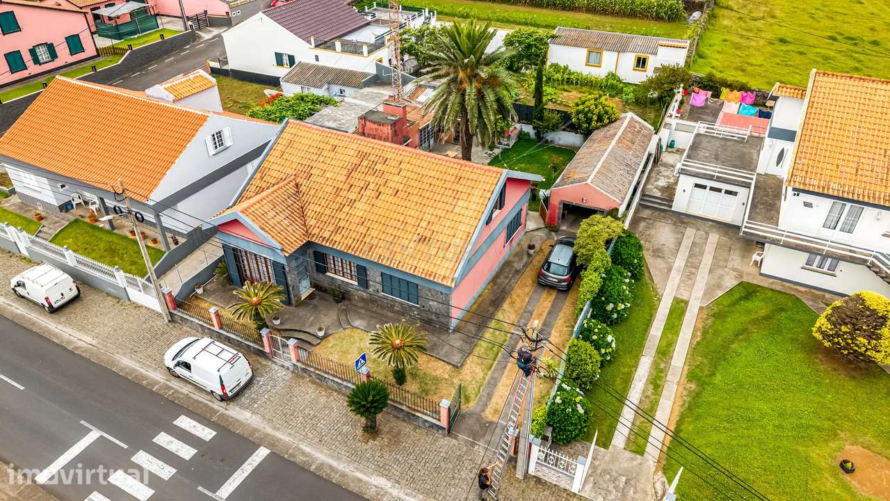 Moradia T2 + 1  com Jardim e Garagem em Porto Judeu - Angra do Heroism - Grande imagem: 5/28