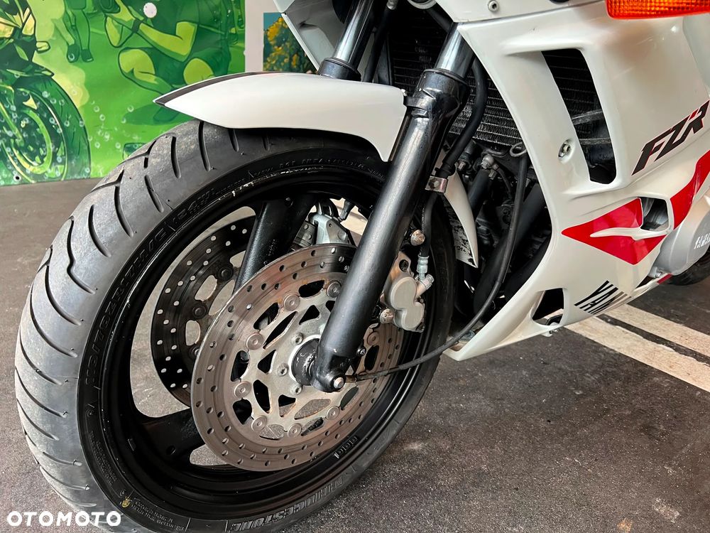 Yamaha FZR - 28