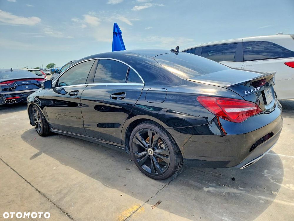 Mercedes-Benz CLA 250 4Matic 7G-DCT - 3