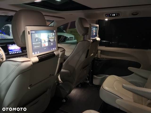 Chrysler Pacifica - 12