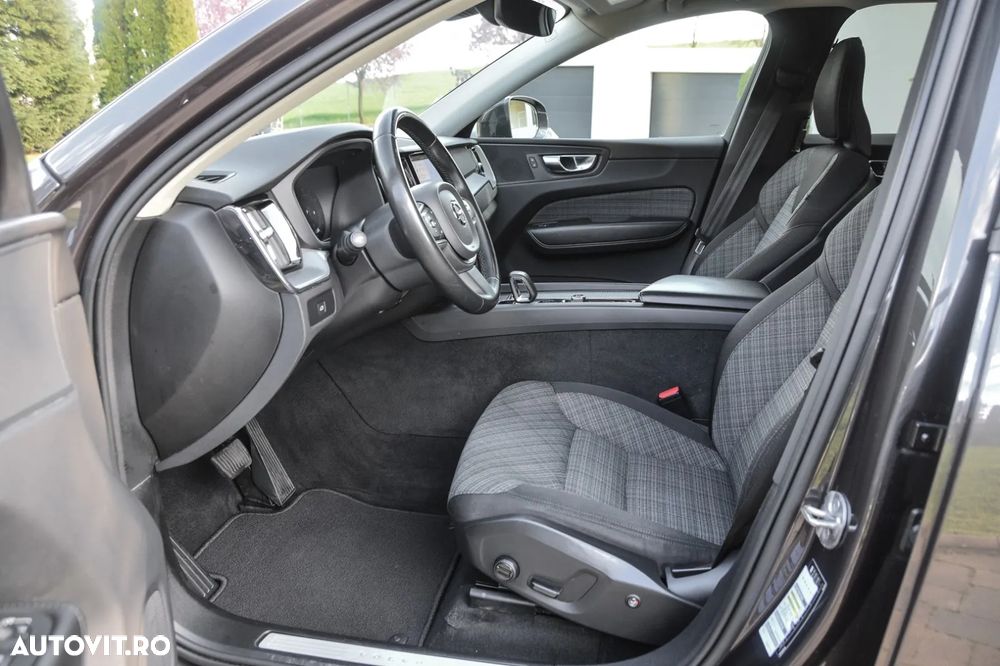 Volvo XC 60 B4 MHEV AT AWD Core - 19