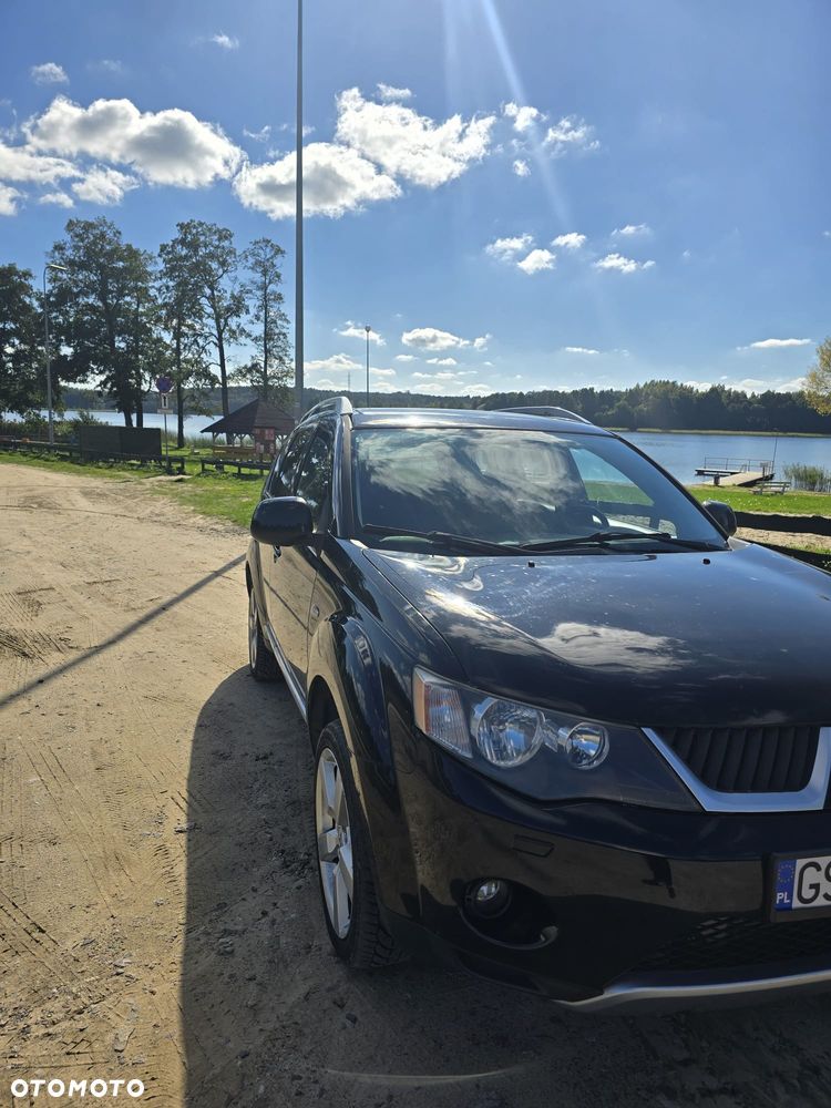 Mitsubishi Outlander - 2