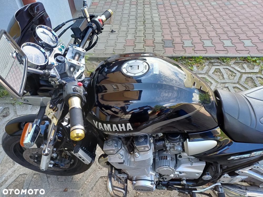 Yamaha XJR - 22