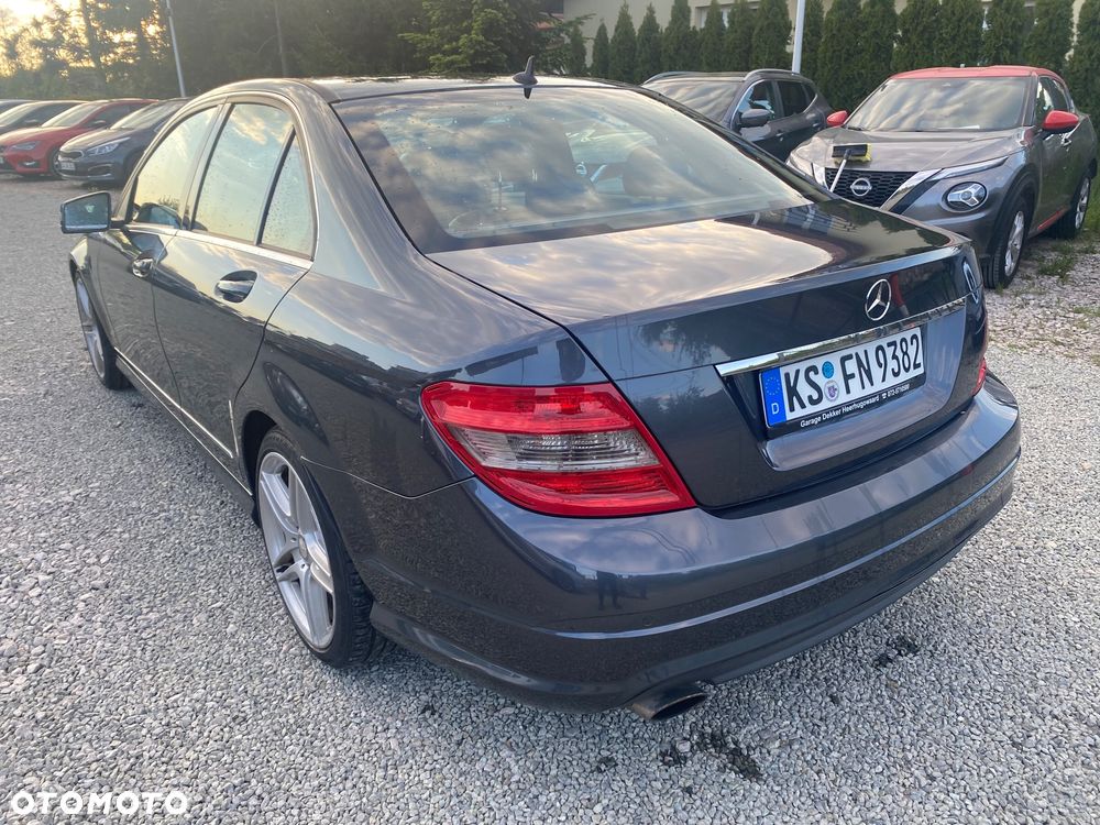 Mercedes-Benz Klasa C 180 CGI BlueEFFICIENCY Avantgarde - 13