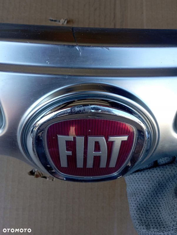 FIAT FREEMONT GRILL ATRAPA EMBLEMAT ZNACZEK 55000804AA - 1