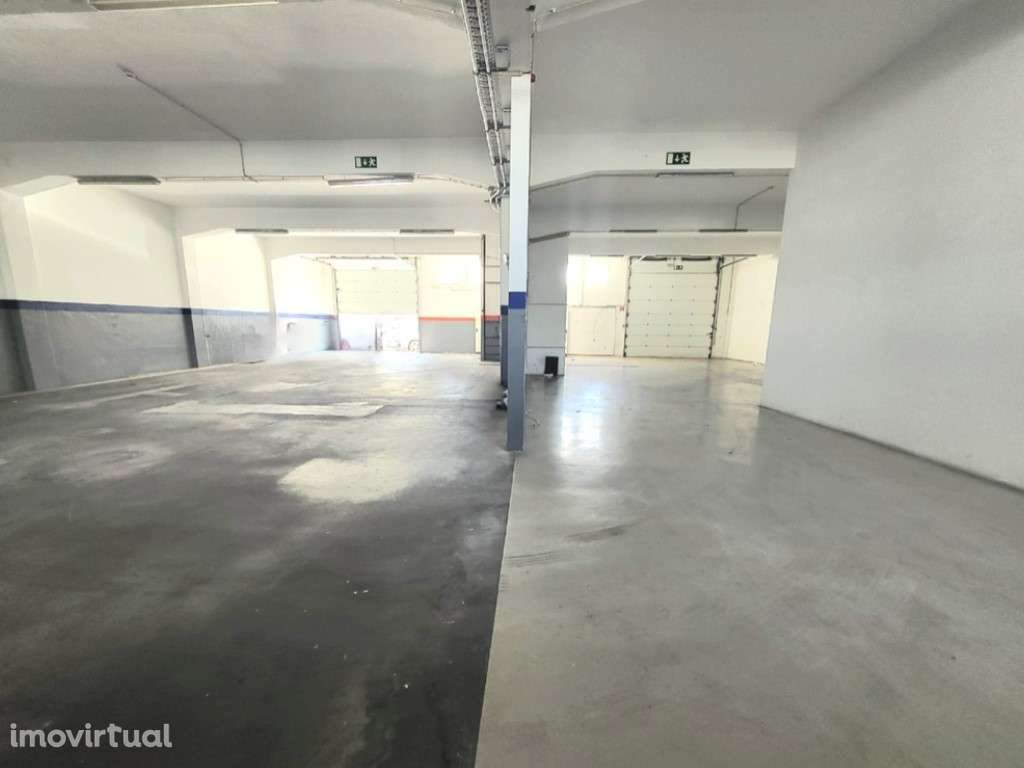 Armazém amplo junto ao metro do Senhor Roubado - Grande imagem: 4/31