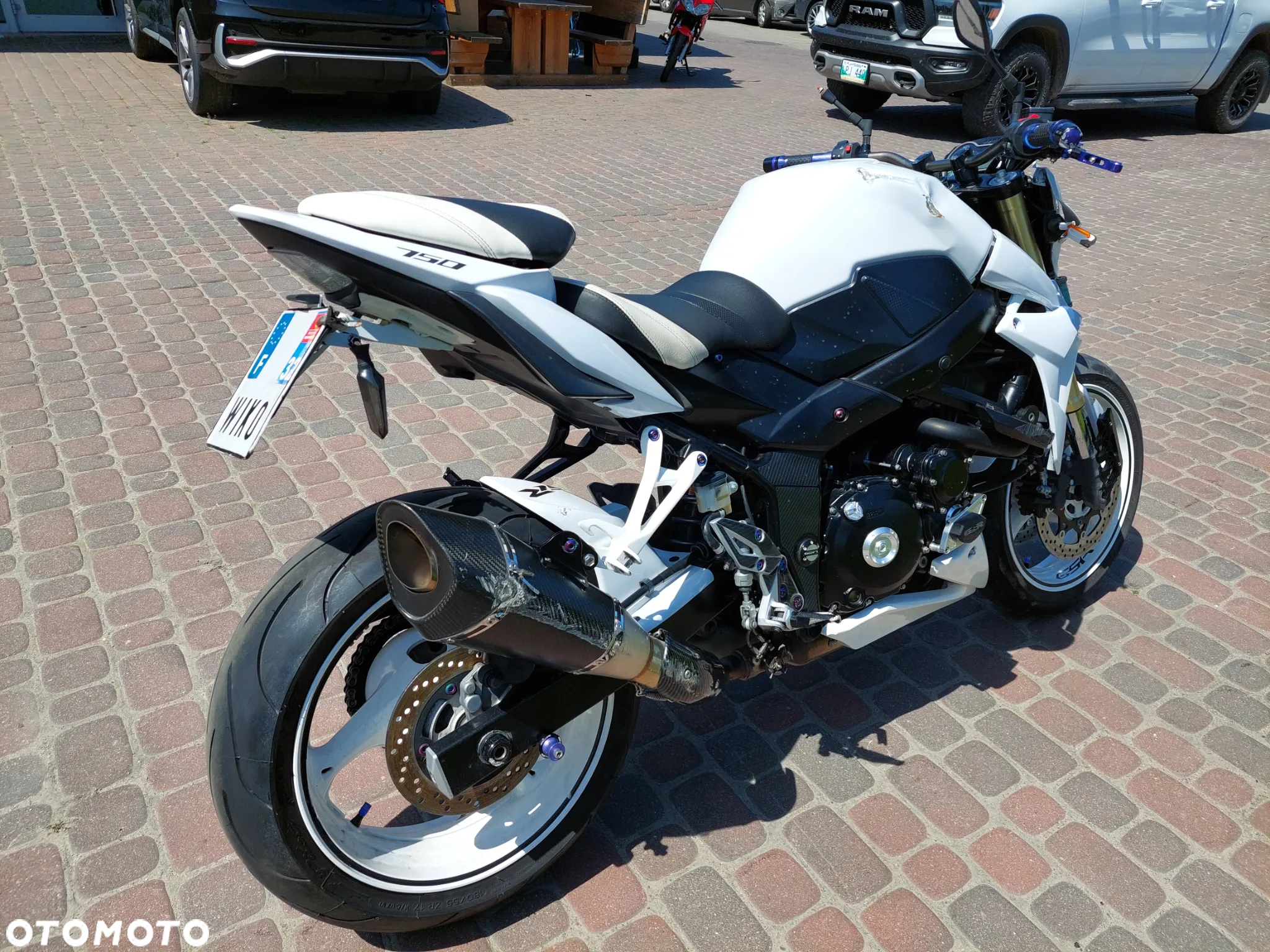 Suzuki GSR - 7