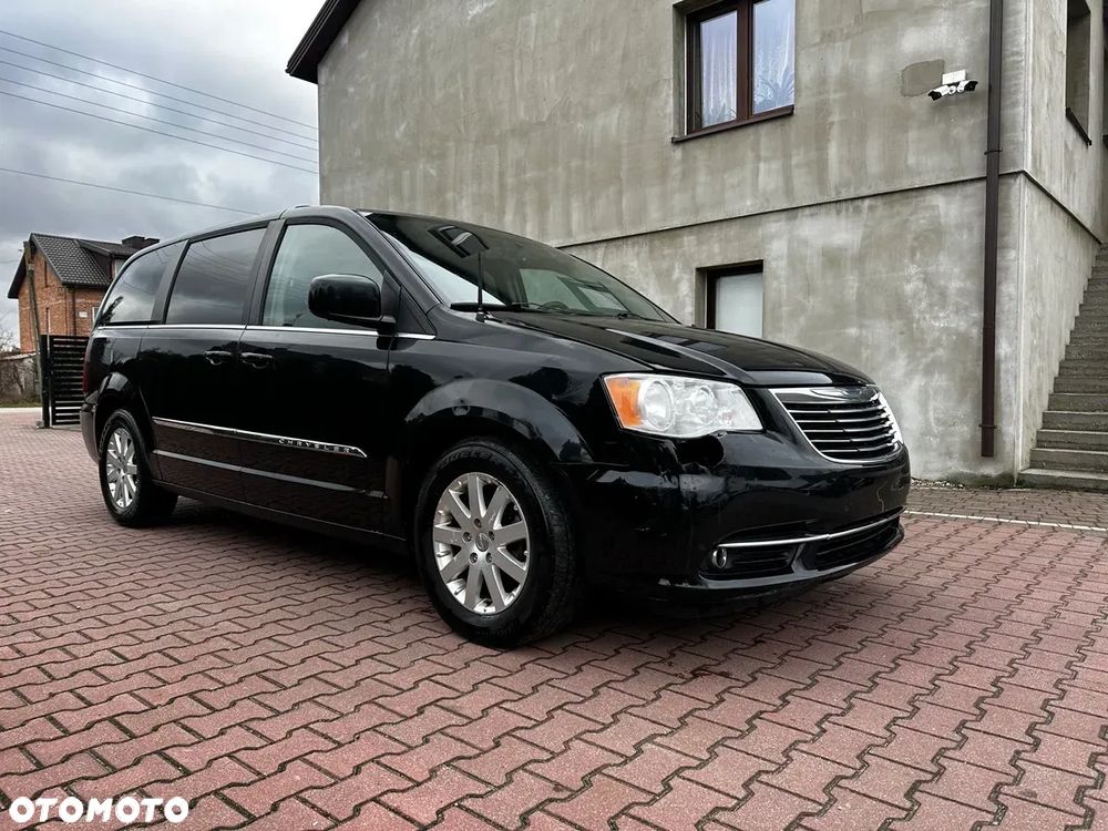Chrysler Town & Country - 11