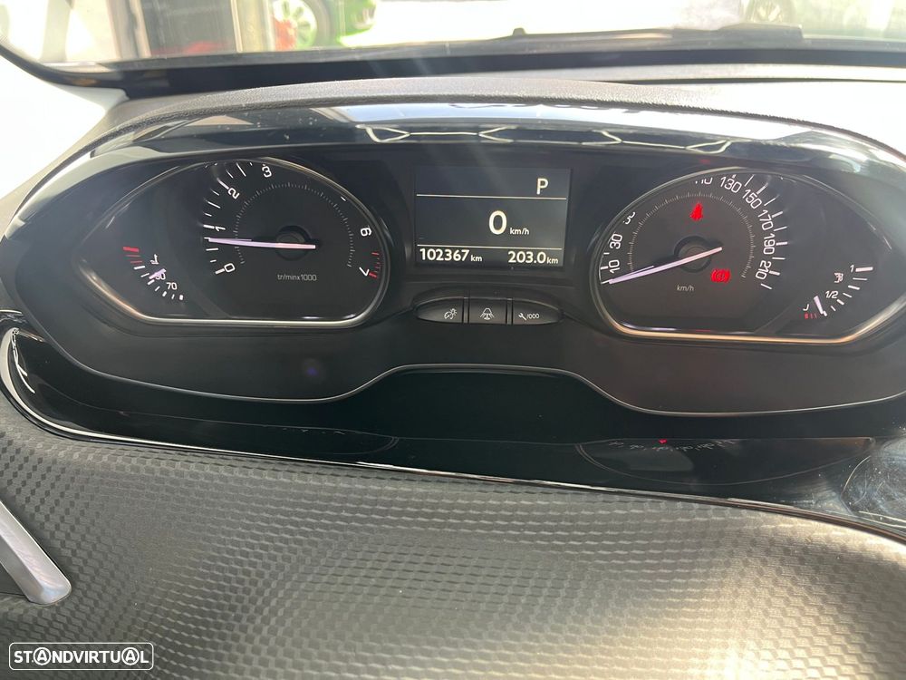 Peugeot 2008 1.2 PureTech Allure EAT6 - 14