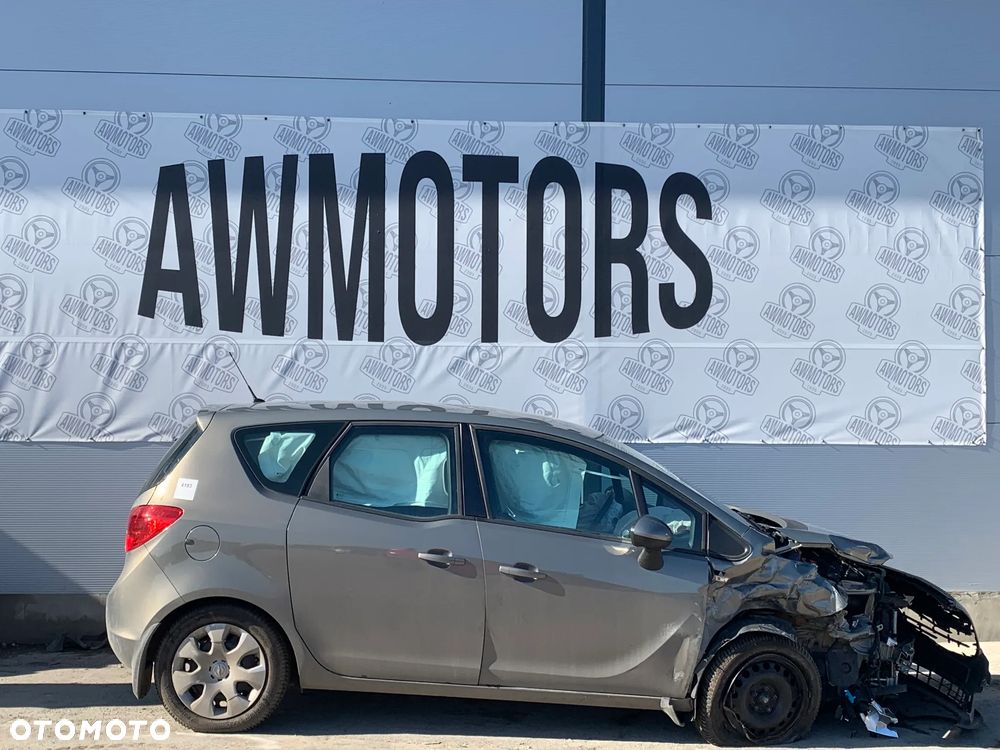 OPEL MERIVA 2015 *SAMOCHÓD NA CZĘŚCI* 4103  MASKA, LAMPA, DRZWI, LUSTERKO, ZDERZAK, GRILL, BŁOTNIK, KLAPA, BELKA, DESKA, FOTELE, KANAPA, ĆWIARTKA KIEROWNICA, TARCZE, ZACISKI, ZAWIESZENIE, KOMPLETNY PRZÓD, KOMPLETNY TYŁ, LICZNIK, ZEGARY, PRAWE LEWE PRZÓD TYŁ KOD LAKIERU GJM - 3