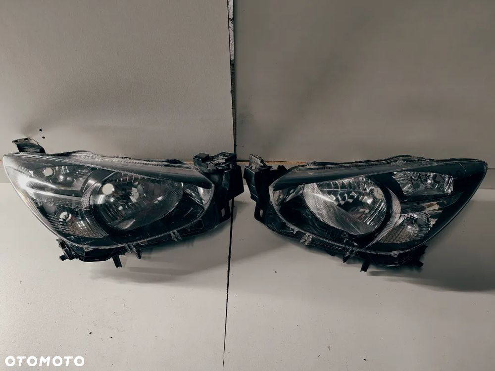 LAMPA PRZEDNIA PRZÓD LEWA PRAWA MAZADA 2 II - 1
