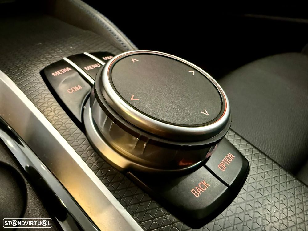 BMW 520 d Pack Desportivo M Auto - 32