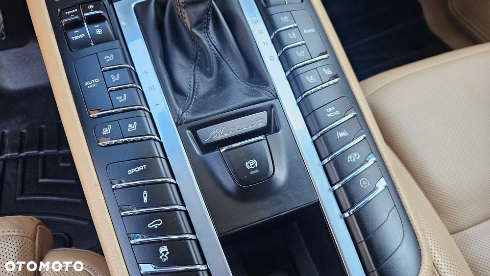 Porsche Macan - 24