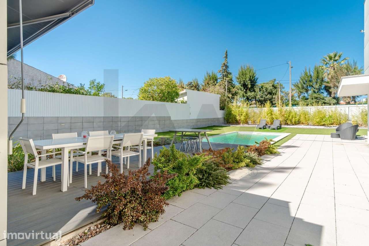 Moradia T4+2 com Piscina e Jardim em Marisol, Charneca de Caparica — 3 - Grande imagem: 4/25