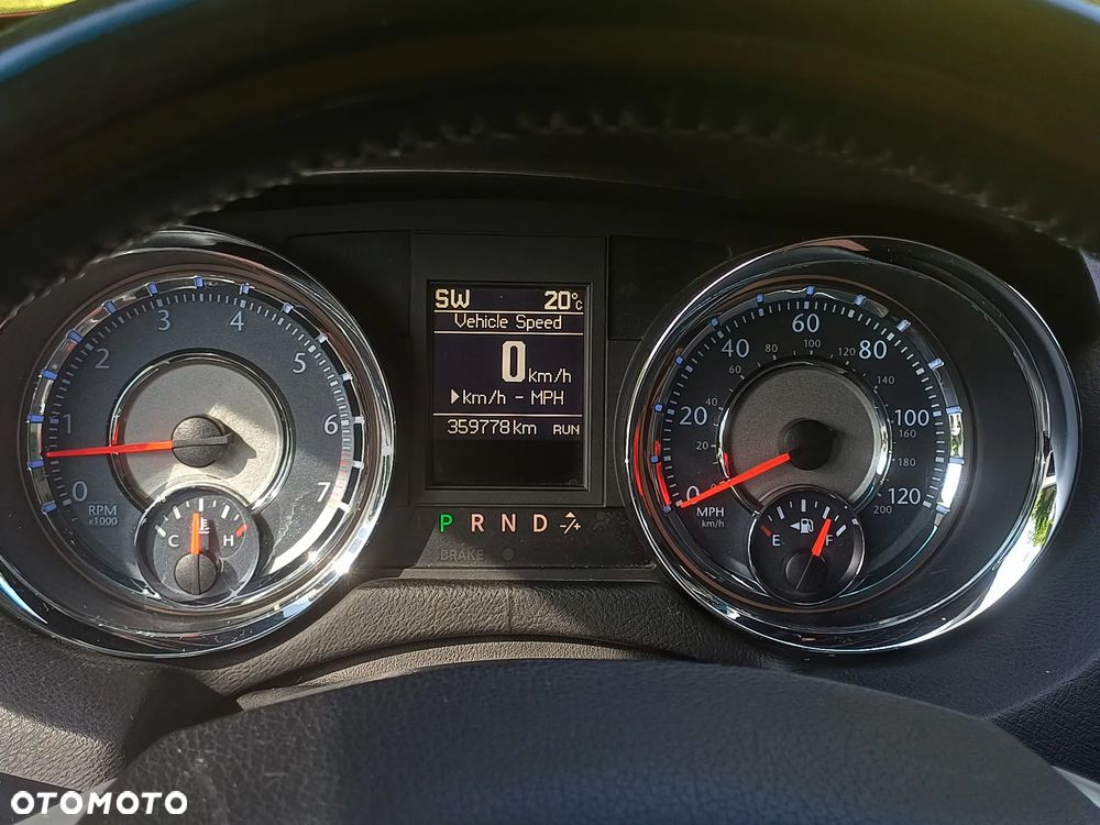 Chrysler Town & Country - 10