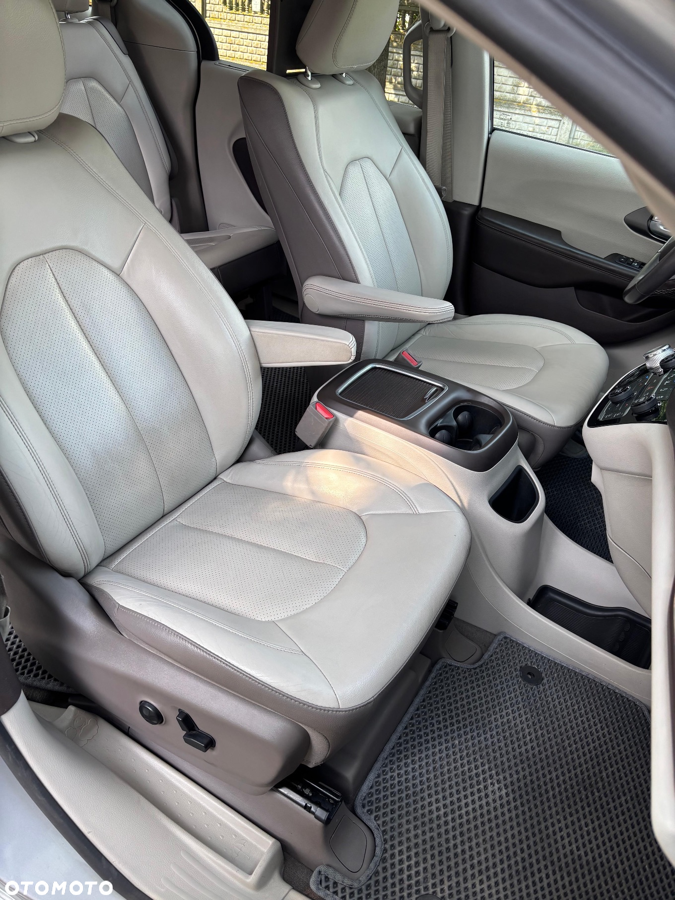 Chrysler Pacifica - 38