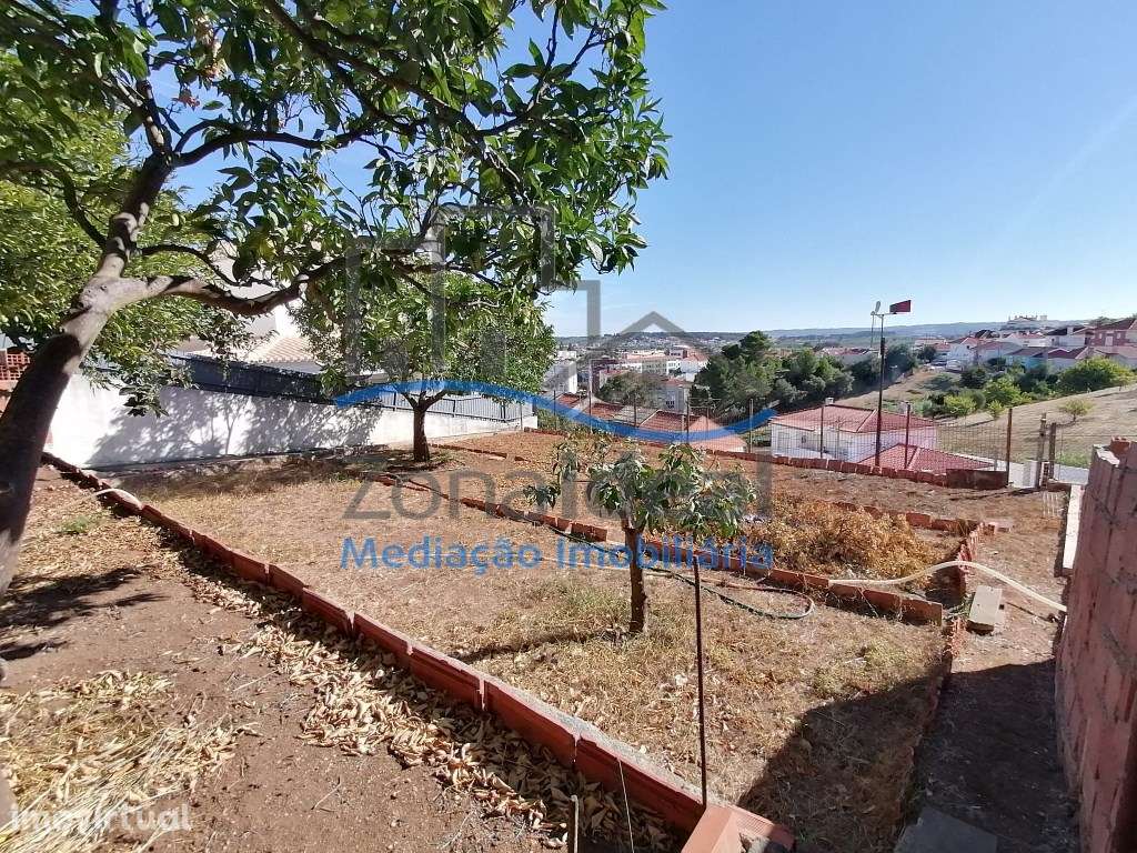 Moradia com dois pisos e logradouro, localizada em Alenquer - Grande imagem: 3/46