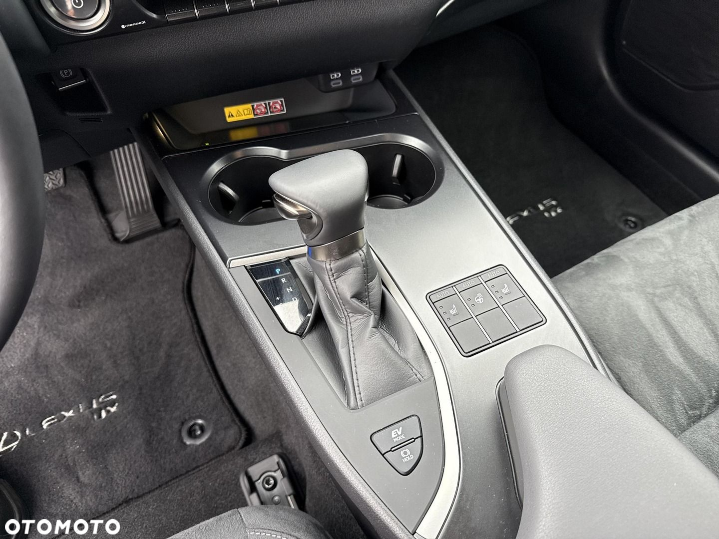 Lexus UX - 25