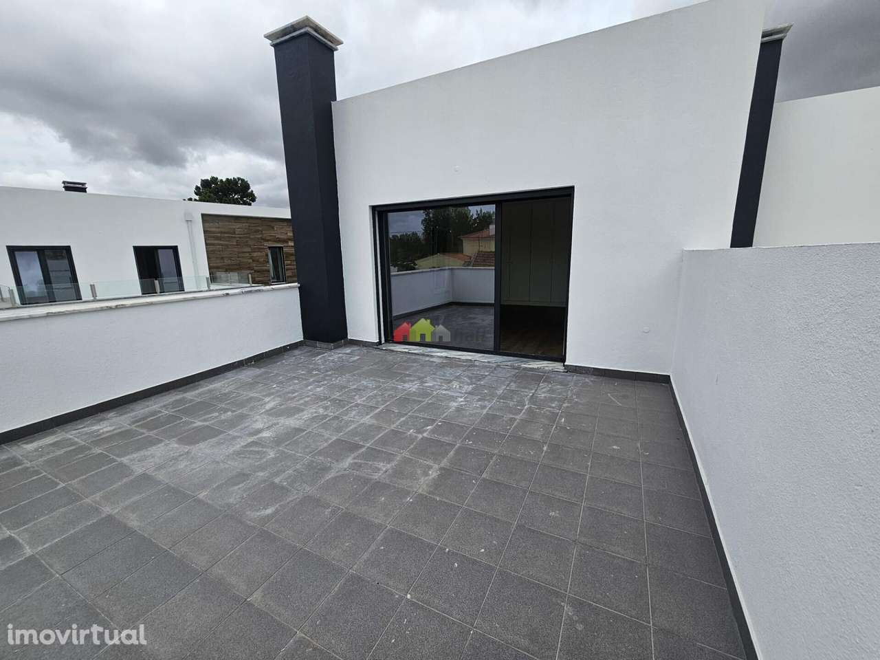 Moradia T5 isolada com 4 suítes, piscina, garagem e jardim - Grande imagem: 5/36