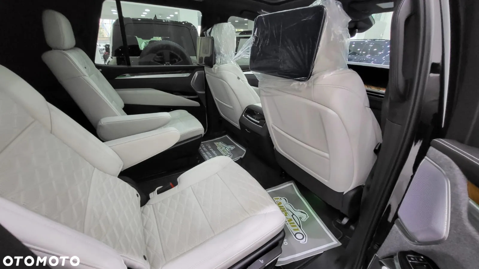 Cadillac Escalade - 34