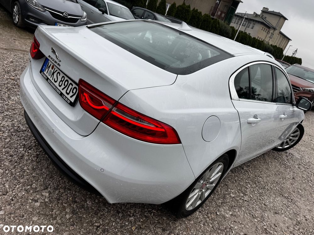 Jaguar XE 2.0 T Prestige - 22