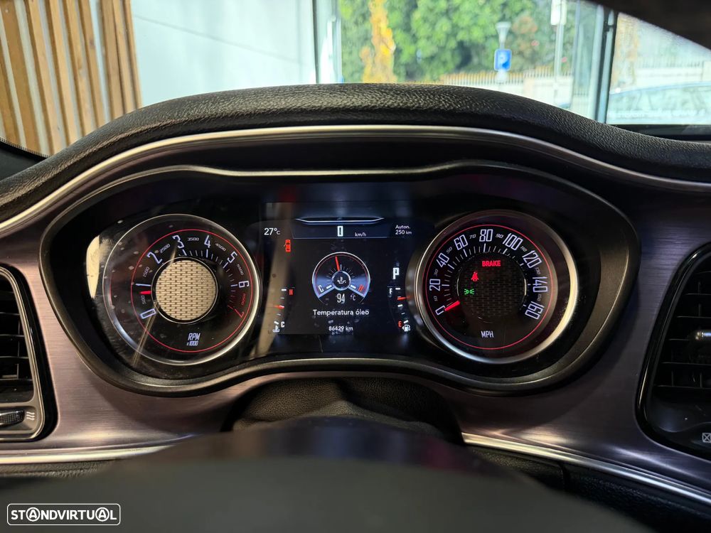 Dodge Challenger Auto SXT Plus - 7