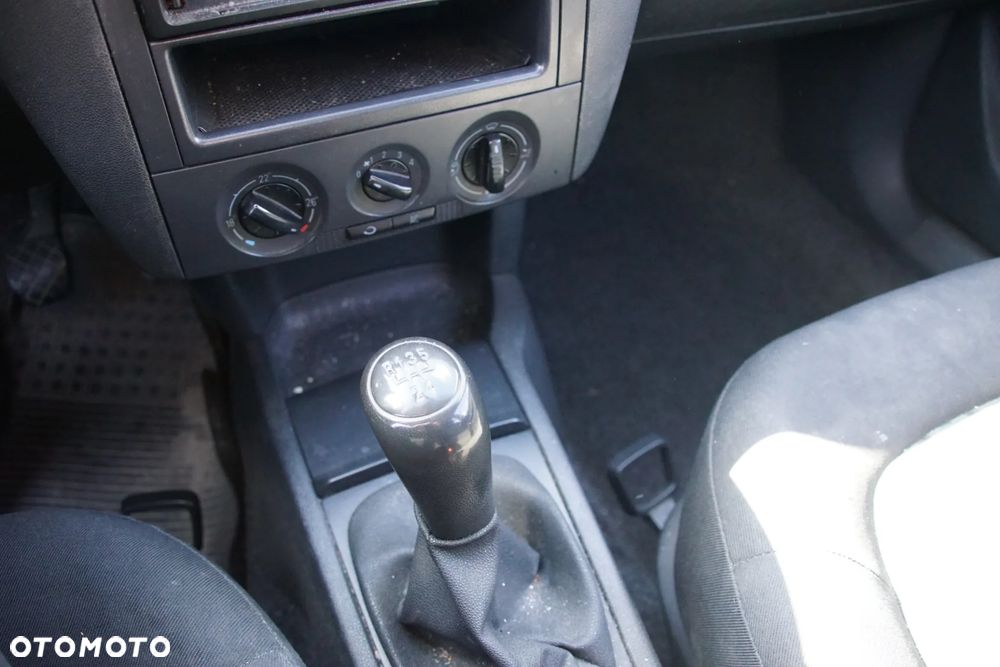 Auto na części - Skoda Fabia I Lift 1.2 12V 64 KM AZQ GSB LF7T 2005R Silnik Skrzynia Drzwi Maska Błotnik Zderzak Klapa Lampa Lusterko Klamka Szyba Deska Kokpit Sterownik Moduł Czujnik Licznik Panel Kierownica - 14