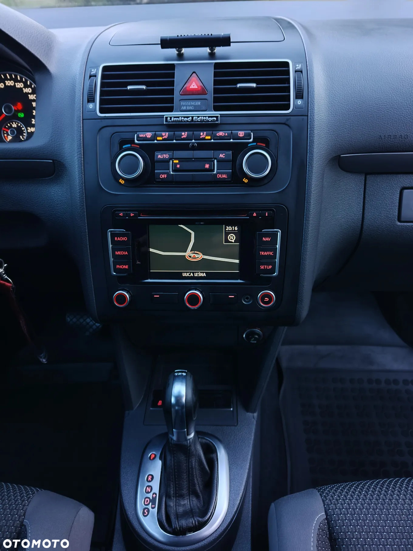 Volkswagen Touran 2.0 TDI DPF BlueMotion Technology DSG Comfortline - 18