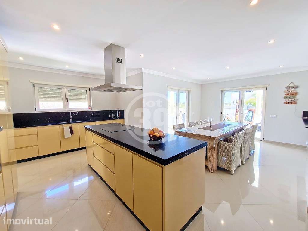 Moradia de Luxo com Piscina, Jardim e Garagem de 200m² Junto à Mari... - Grande imagem: 3/48
