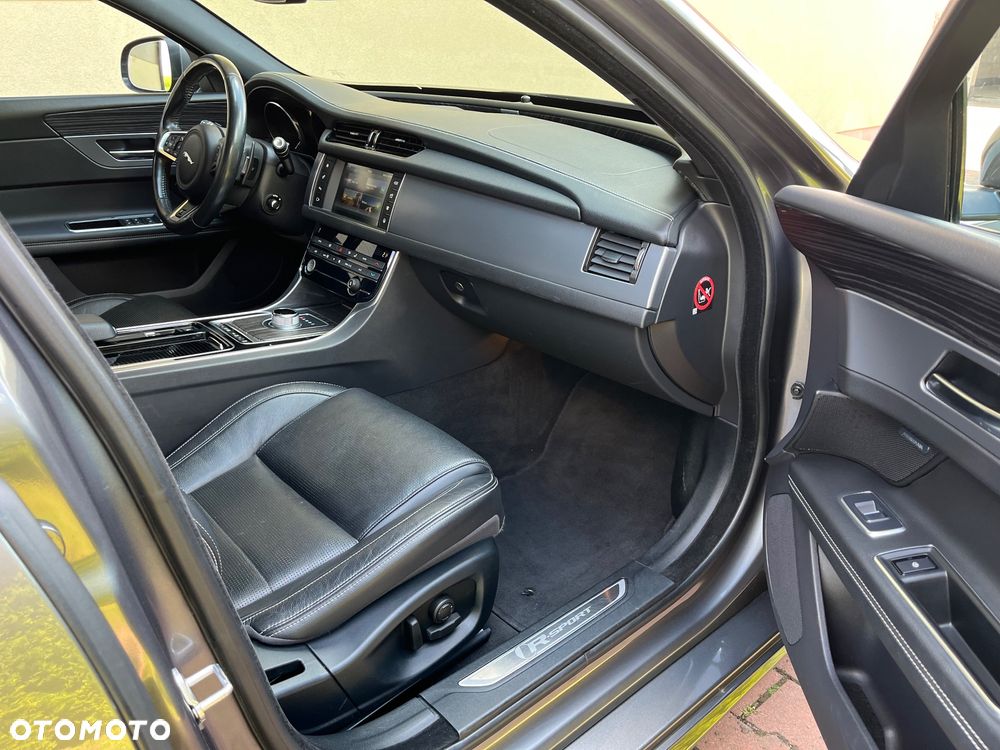 Jaguar XF 20d R-Sport - 31
