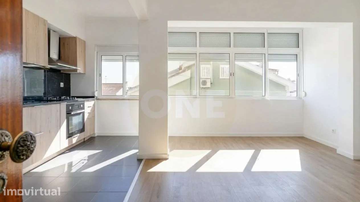 Apartamento T3 em Corroios com Garagem, Anexos e Jardim Exterior - Grande imagem: 2/36