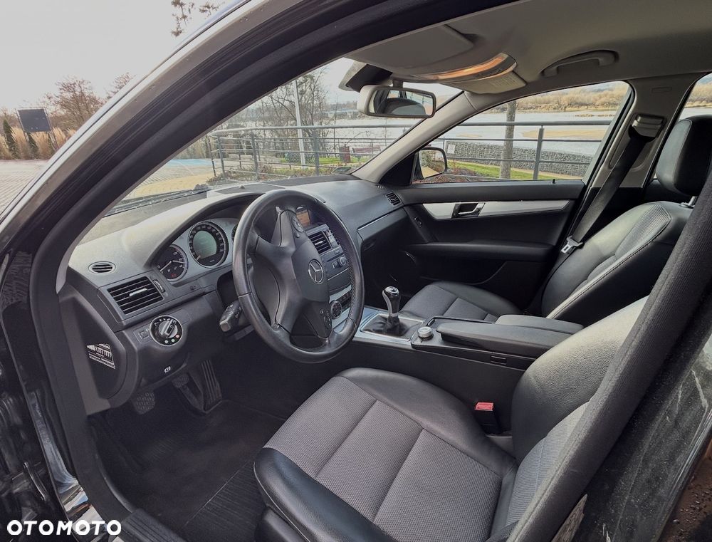 Mercedes-Benz Klasa C 180 CGI BlueEFFICIENCY Avantgarde - 10