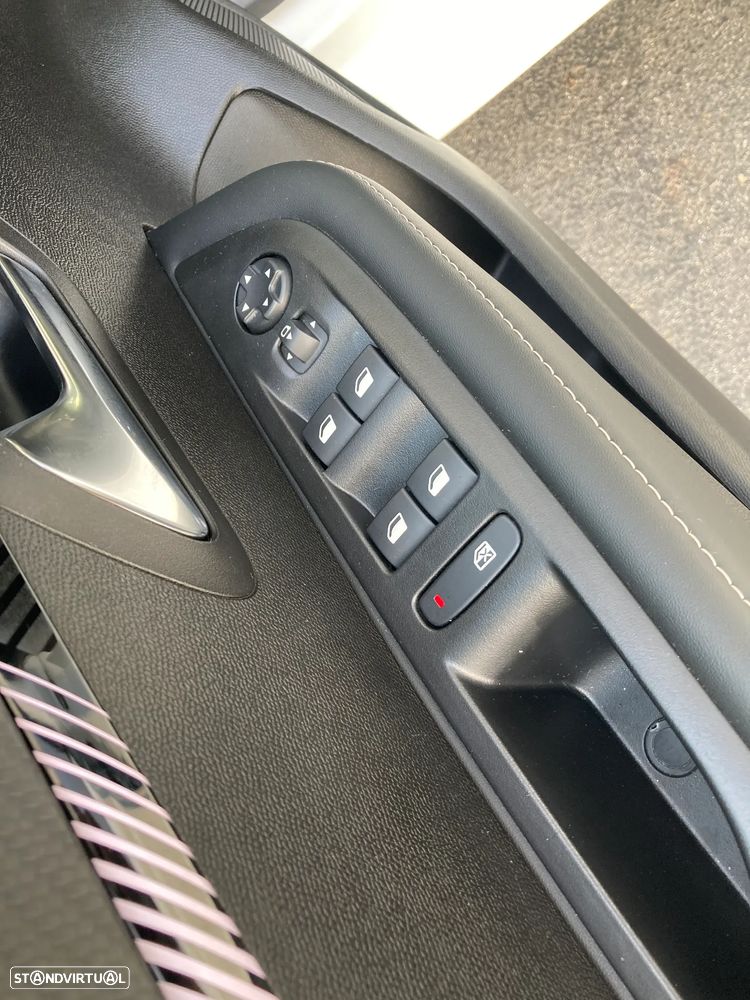 Peugeot 208 1.2 Hybrid Allure e-DCS6 - 32