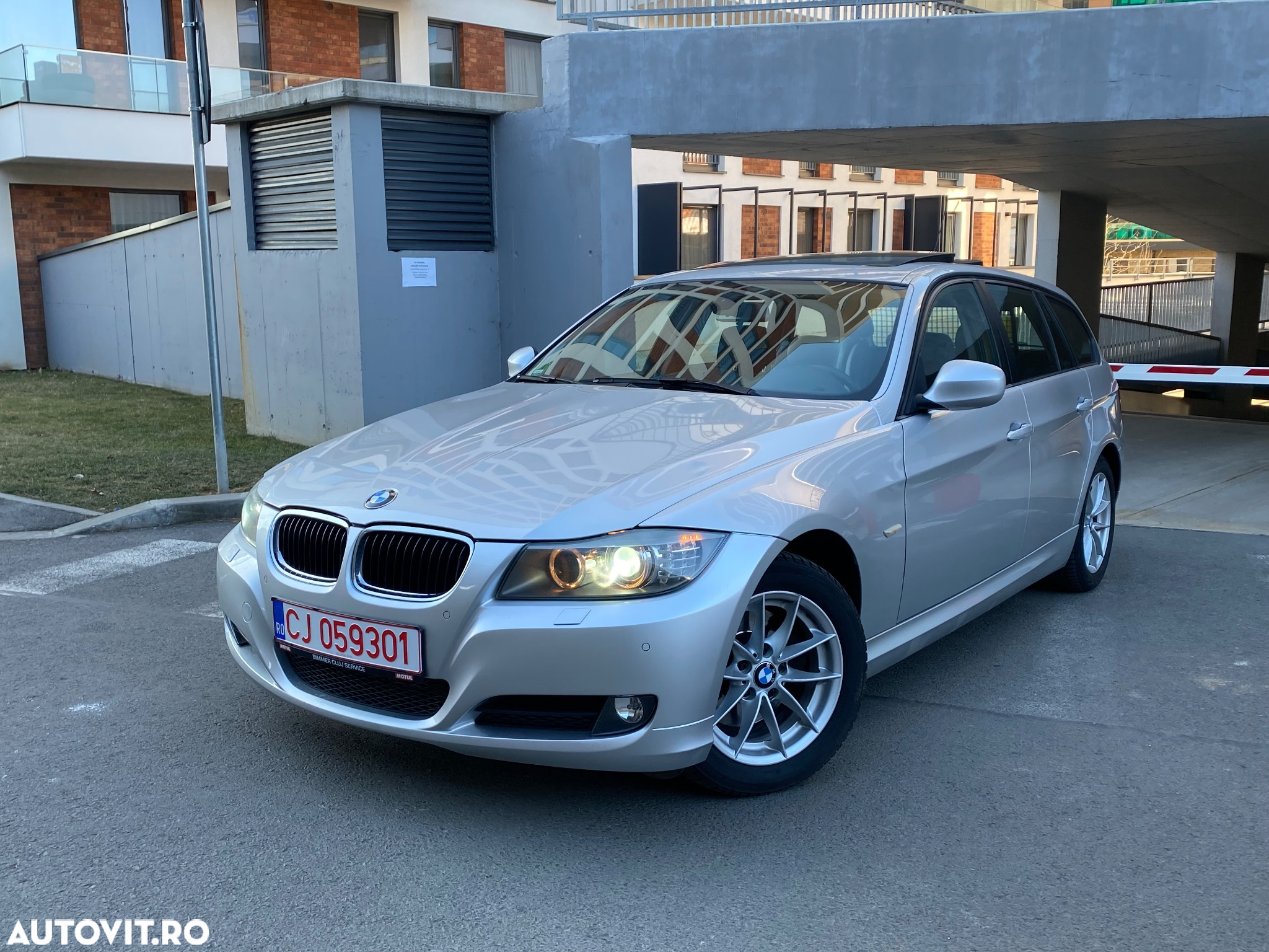 BMW Seria 3 320d DPF Touring Aut. - 4
