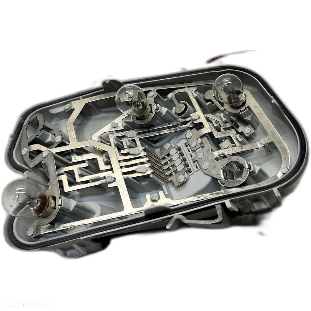 WKŁAD LAMPY W BŁOTNIK PRAWY TYŁ AUDI A6 C6 SEDAN ZWYKŁY NA ŻARÓWKI 4F5 *3* - 1
