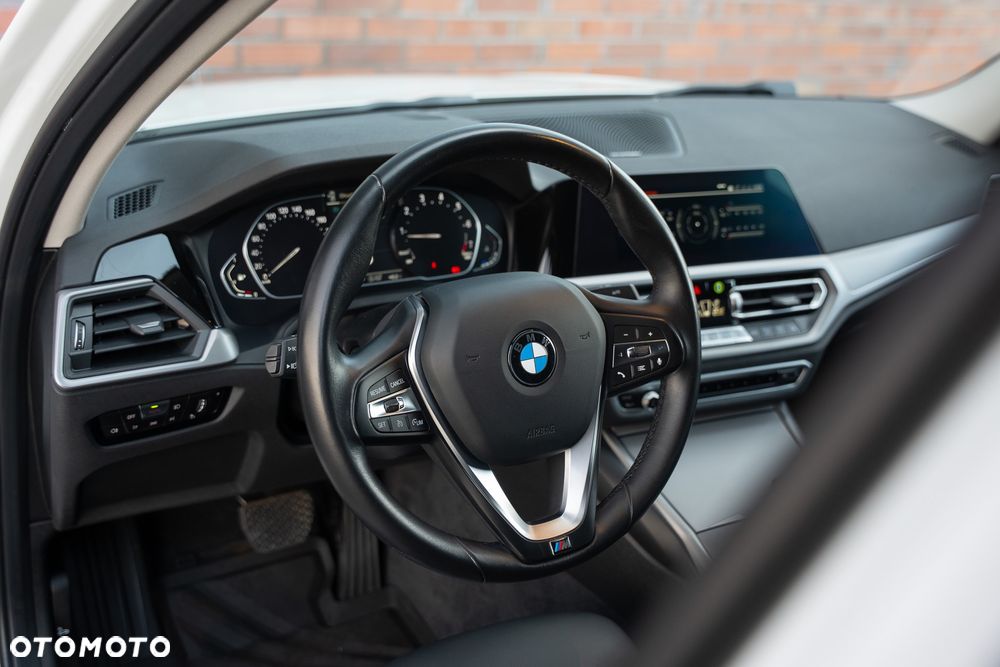 BMW Seria 3 318i Sport Line - 23