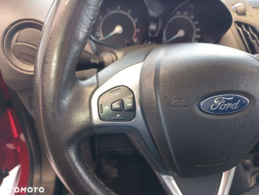 Ford Transit Courier - 13