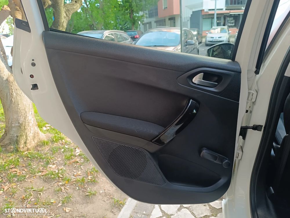 Peugeot 208 1.2 VTi SE Style - 15