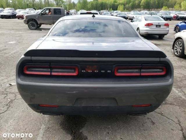 Dodge Challenger - 6