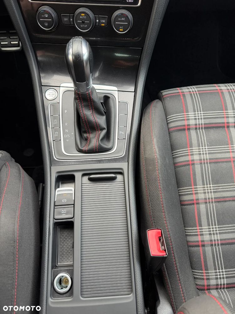 Volkswagen Golf - 16