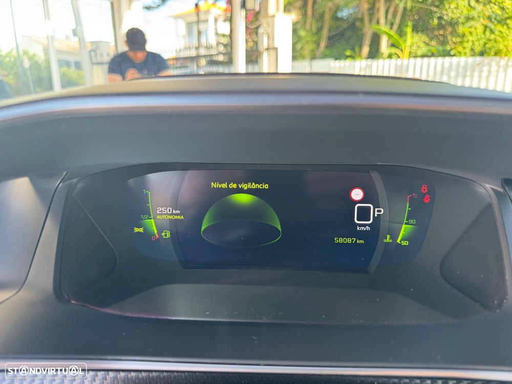 Peugeot 2008 1.2 PureTech Active EAT8 - 12