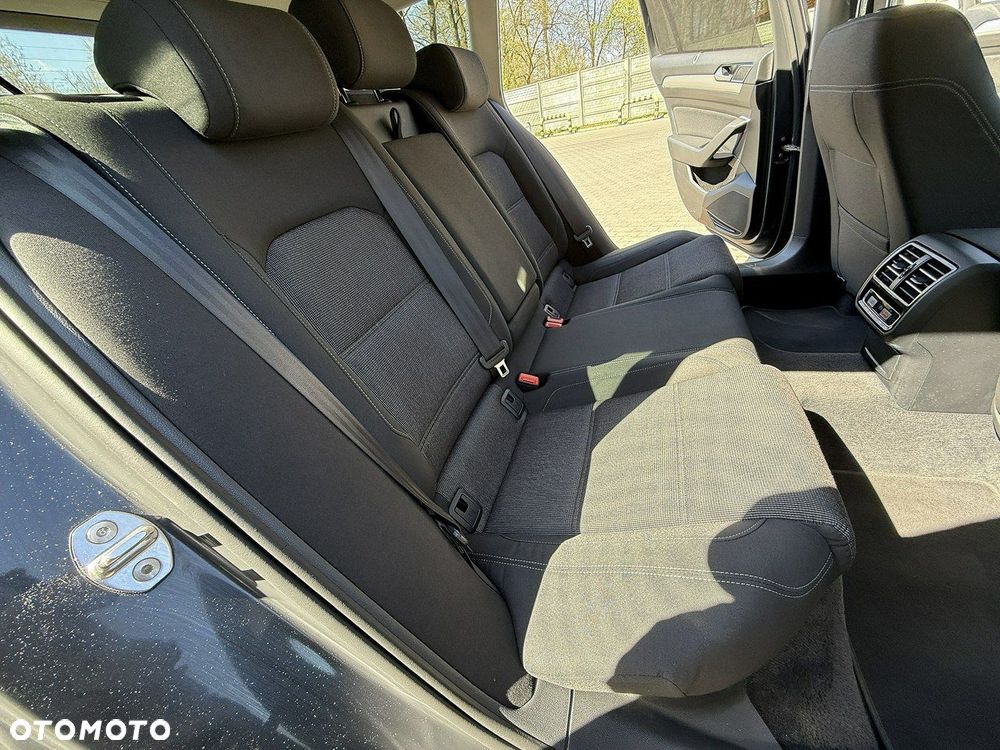 Volkswagen Passat - 11