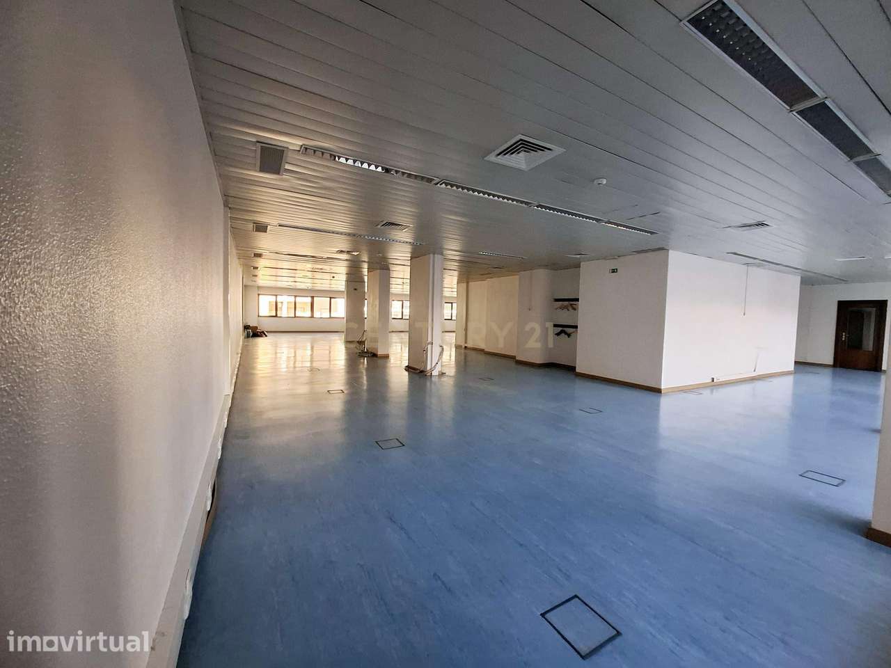 Procura um espaço versátil para a sua empresa? Conheça estes 428m² pe - Grande imagem: 3/34