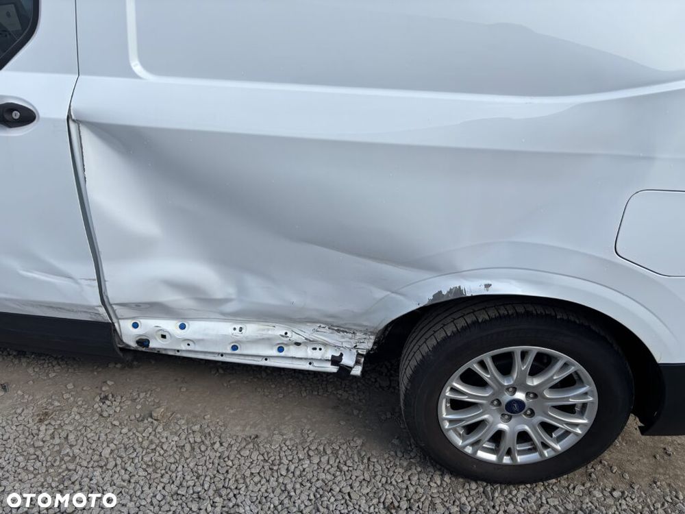 Ford Transit Courier - 13