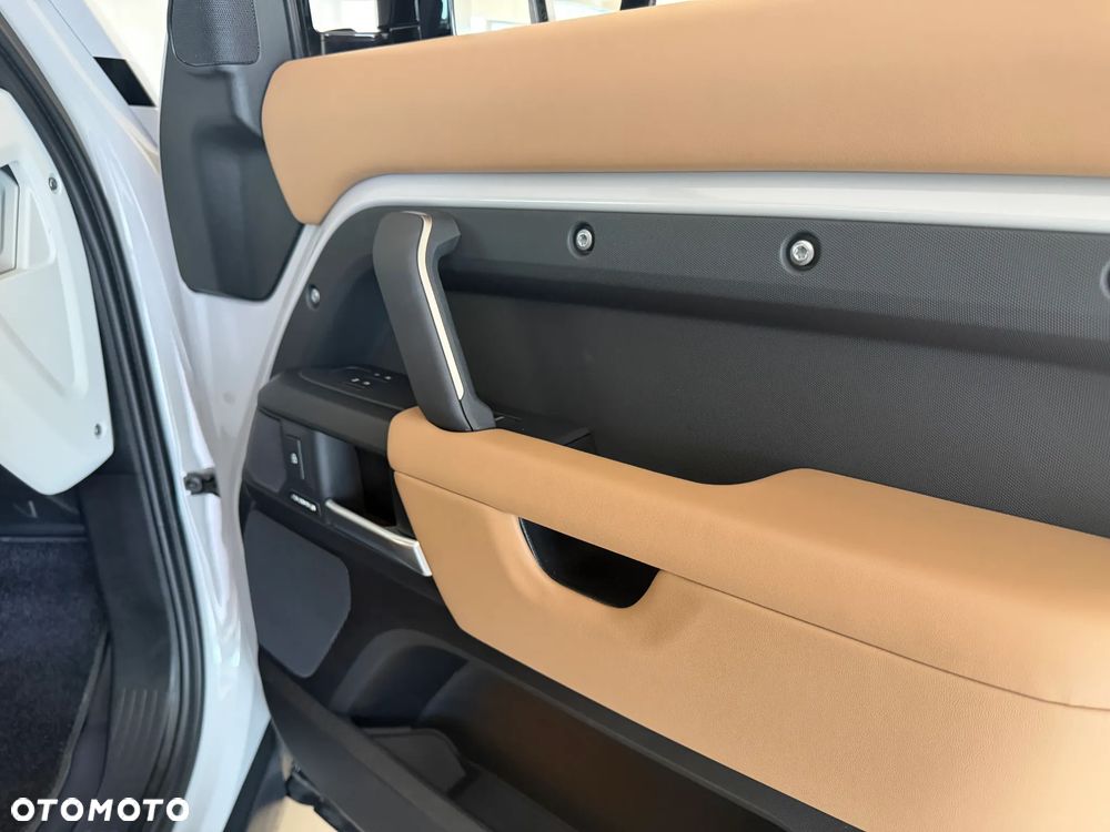 Land Rover Defender - 27