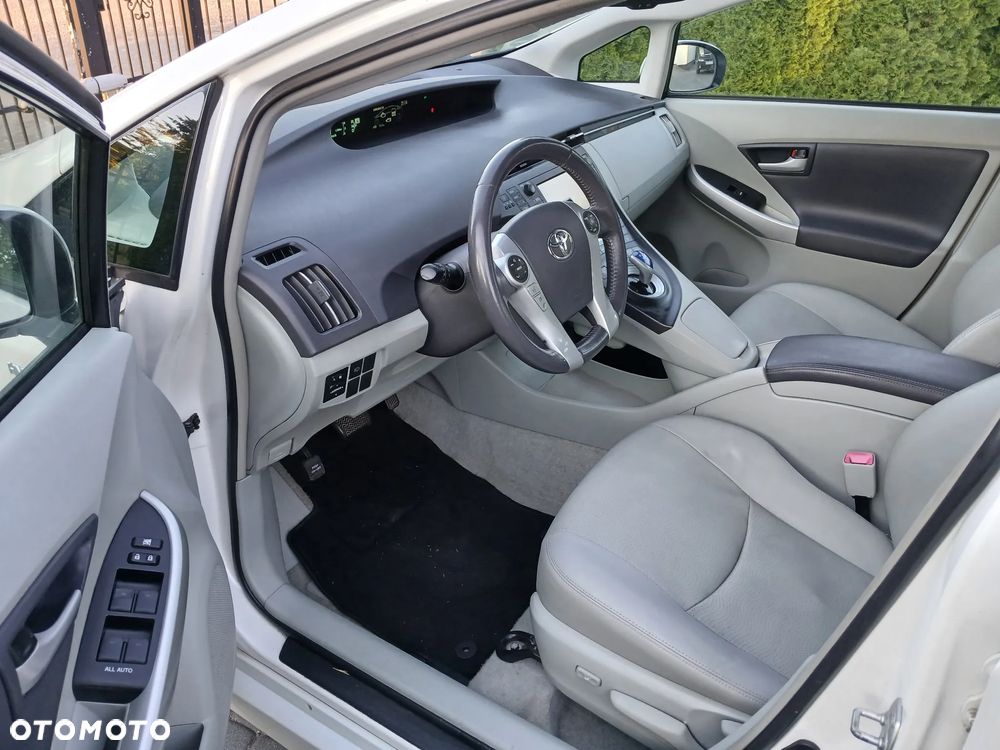 Toyota Prius (Hybrid) Executive - 18