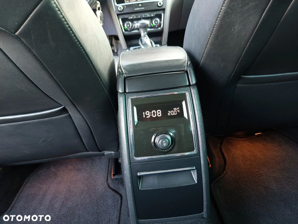Skoda Superb 2.0 TDI DSG Exclusive - 32