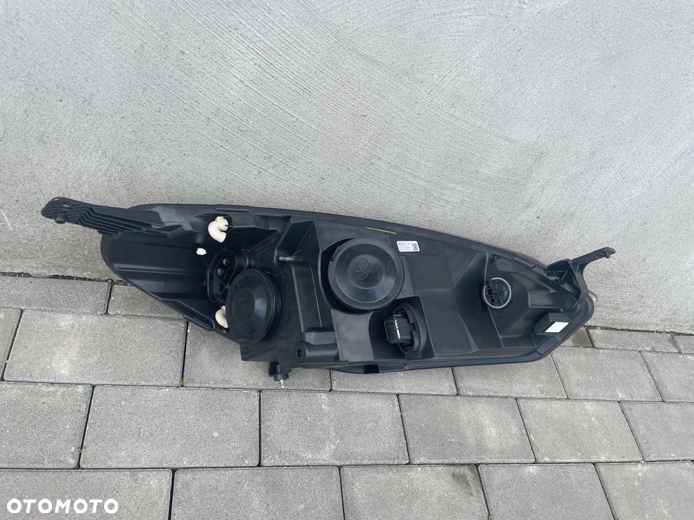 LAMPA PRZEDNIA LEWA FORD FIESTA MK8  2017-2020 - NOWA VARROC - 2