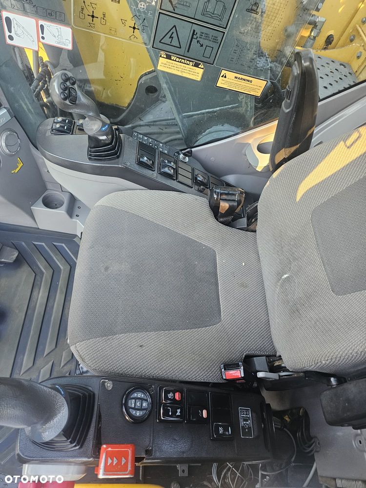 Volvo ECR235CL - 11