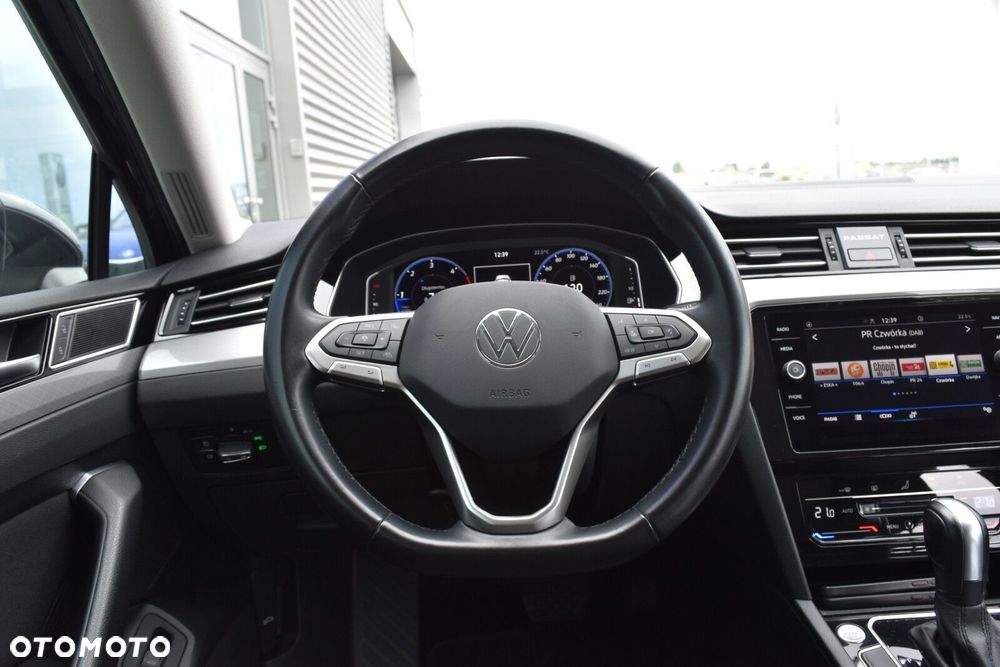 Volkswagen Passat - 12